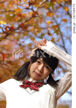 紅葉とツインテールの高校生 26748475