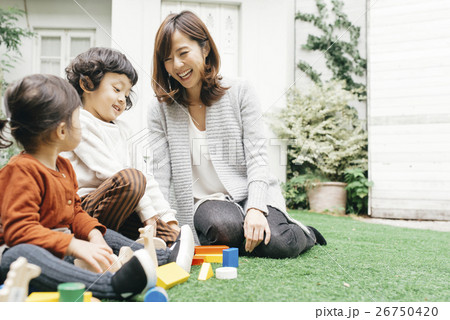 若い女性と子ども 若い女性と子ども 26750420