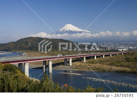 富士川サービスエリアより見える富士山の写真素材