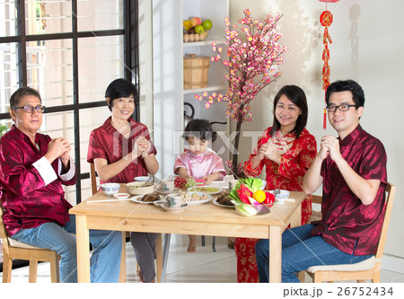 Chinese new year reunion dinner, part of Chinese culture to gath Chinese new year reunion dinner, part of Chinese culture to gath 26752434