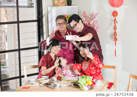 Chinese new year reunion dinner, part of Chinese culture to gath Chinese new year reunion dinner, part of Chinese culture to gath 26752436
