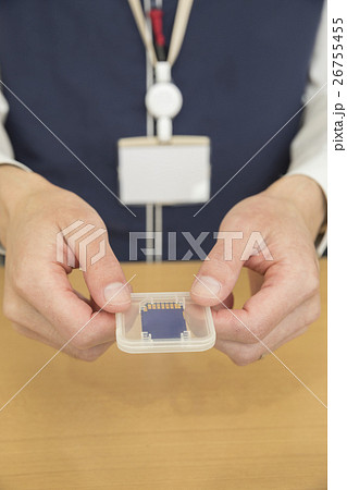 SDカードを差し出すカメラ屋さん SDカードを差し出すカメラ屋さん 26755455
