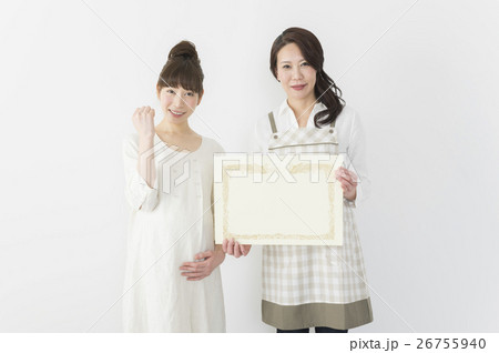 妊娠した娘を褒める母親　賞状 26755940