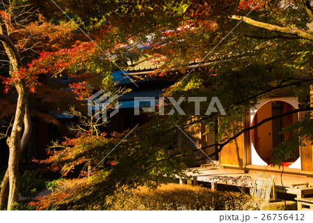 北鎌倉 明月院 円窓 紅葉 北鎌倉 明月院 円窓 紅葉 26756412