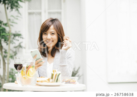 ランチする女性 ランチする女性 26758638