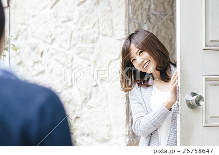 ドアを開ける女性の写真素材