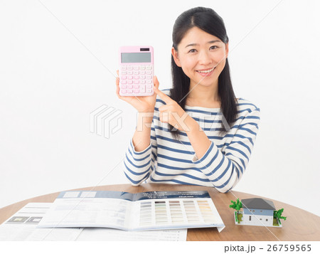 塗装工事の金額を計算する女性 塗装工事の金額を計算する女性 26759565