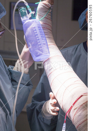 Bandaging post knee surgery 26760595