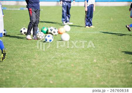 指導者とサッカー少年 26760638