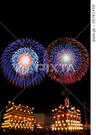 秩父夜祭の山車と花火 26761439