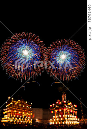 秩父夜祭の山車と花火 26761440
