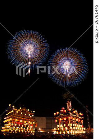 秩父夜祭の山車と花火 26761445