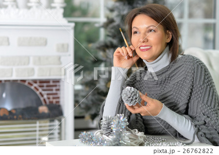 Woman preparing for Chrismas 26762822