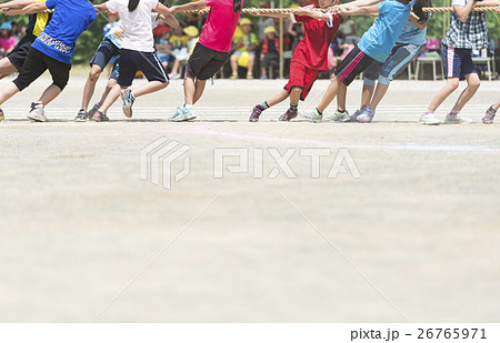 運動会イメージ（綱引き） 26765971