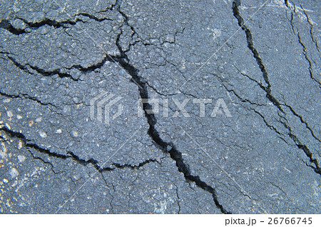 地震　アスファルトの地割れ 26766745