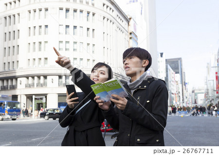 カップル　男女　東京観光　デート　銀座　スマホ　ガイドブック　目的地発見　指差し 26767711