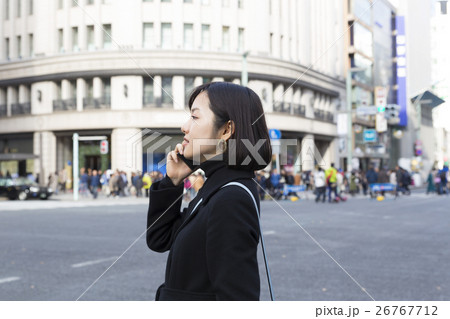 ビジネスウーマン　ライフスタイル　汎用　外　20代　スマホで会話 横顔　銀座　和光前 26767712
