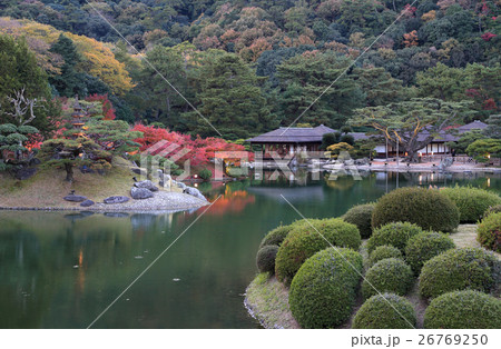 特別名勝「栗林公園」紅葉の南湖の夕暮れ（楓嶼と掬月亭） 26769250