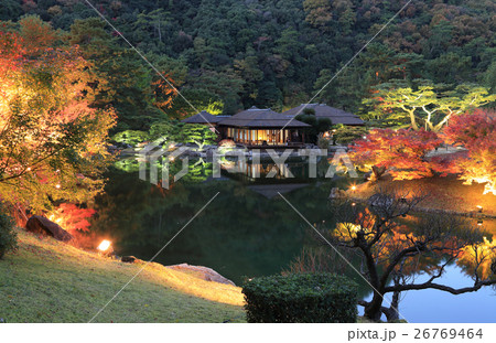 特別名勝 栗林公園 ライトアップされた紅葉の南湖 楓嶼と掬月亭と楓岸 の写真素材