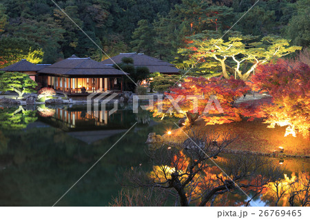 特別名勝「栗林公園」ライトアップされた紅葉の南湖(楓嶼と掬月亭) 特別名勝「栗林公園」ライトアップされた紅葉の南湖(楓嶼と掬月亭) 26769465