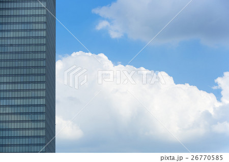 建物 高層ビル と青空 雲 コピースペース 建物 高層ビル と青空 雲 コピースペース 26770585