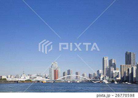 東京都市風景 完成した築地大橋と勝どきの月島ビルとマンション群 東京スカイツリーの写真素材