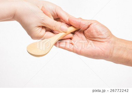 老人に木製スプーンを握らせる 26772242