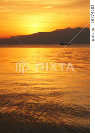 日の出の大山と朝焼けに染まる空と海 26774682