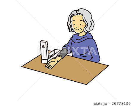 血圧測定するおばあさん 26778139