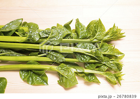 木の板の上のツルムラサキ 26780839