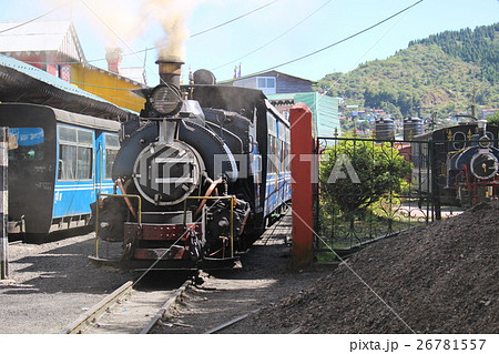 世界遺産の鉄道　ダージリンヒマラヤ鉄道の蒸気機関車　インド 26781557