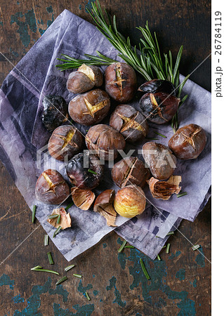Roasted chestnuts in the ashes 26784119