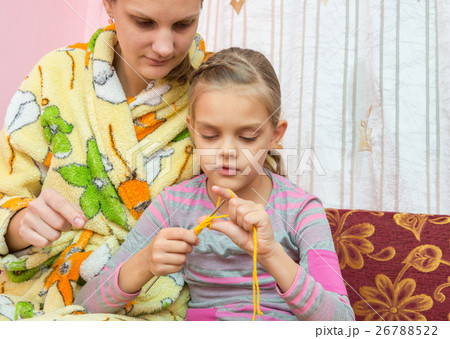 Mom shows how to learn to knit 26788522