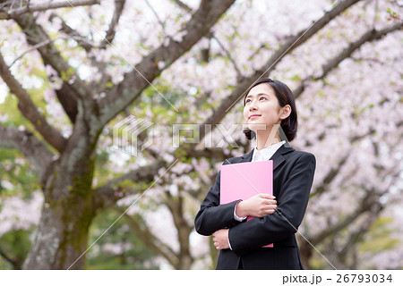 桜並木を歩く新入社員の女性　ビジネスウーマン 26793034