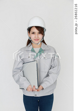 ヘルメット 作業着の女性の写真素材