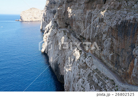 サルデーニャ島のアルゲーロのカポ・カッチャ（ネプチューン洞窟へと続く道） 26802525