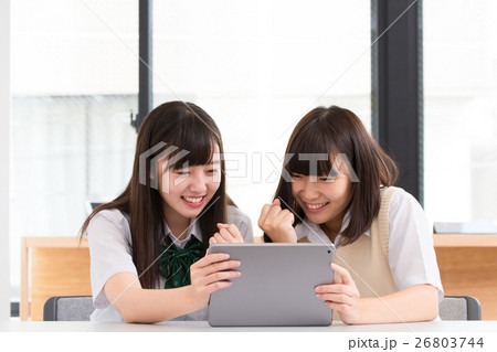 タブレットを持った生徒 26803744