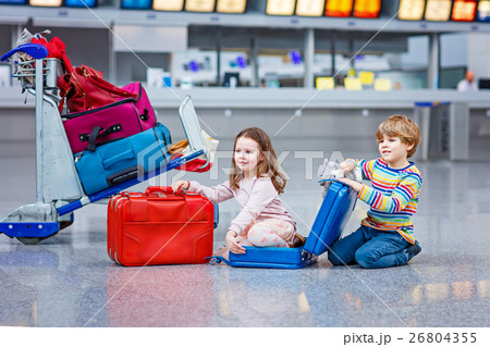 Two little kids, boy and girl going on vacations Two little kids, boy and girl going on vacations 26804355