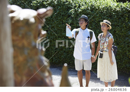 沖縄を観光するカップル シーサーの写真素材