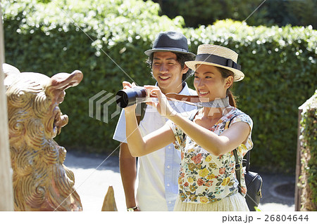 沖縄を観光するカップル シーサー 26804644