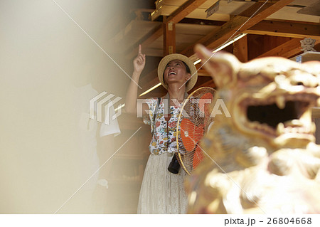 沖縄を観光するカップル シーサーの写真素材