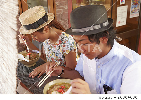 沖縄カップル旅行　ソーキそば 26804680