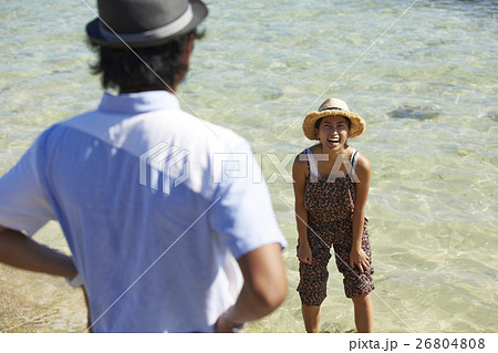 沖縄カップル旅行 離島の海 笑顔の女性の写真素材