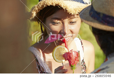 沖縄カップル旅行　絶景のテラス　カクテルを飲む女性 26805046