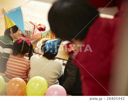 家族の様子を伺う子供 反抗期 家族の様子を伺う子供 反抗期 26805442