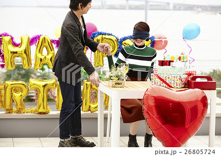 サプライズ　お祝い　カップル 26805724