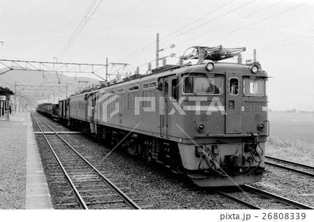 赤羽駅に停車中のEF57牽引の下り列車 手描き色鉛筆画 A4サイズ