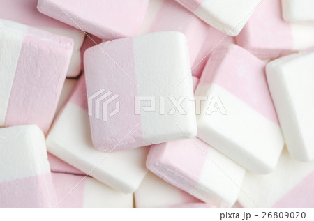 Close up of pink and white marshmallows 26809020