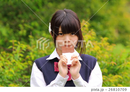 チョコレートをかじる高校生 26810709