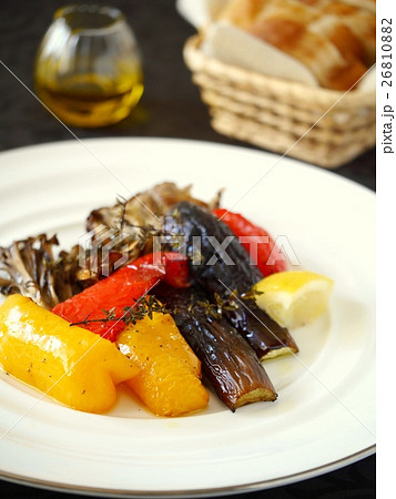 焼き野菜とバゲット　（アップ） 26810882